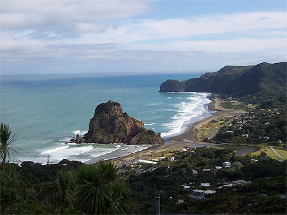 Lion Rock à Piha Beach