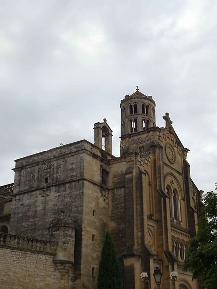Cathédrale Saint-Théodorit sous les nuages