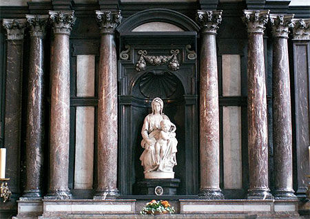 La Vierge à l'Enfant (1504) dans l'Eglise Notre Dame de Bruges (Belgique)