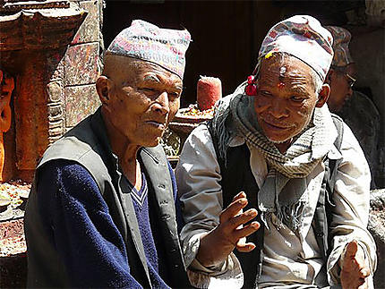 Deux Népalais en tenue traditionnelle