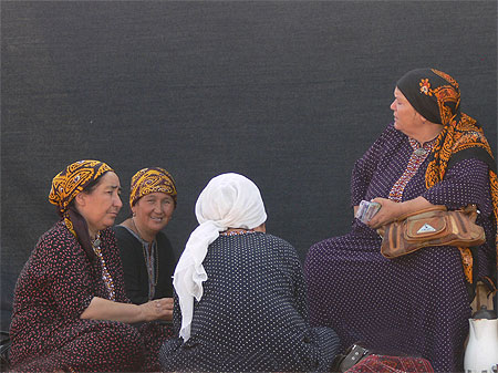 Groupe de femmes au marché Tolkutchka Groupe de femmes au marché Tolkutchka