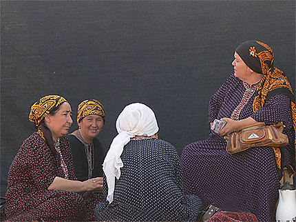 Groupe de femmes au marché Tolkutchka 