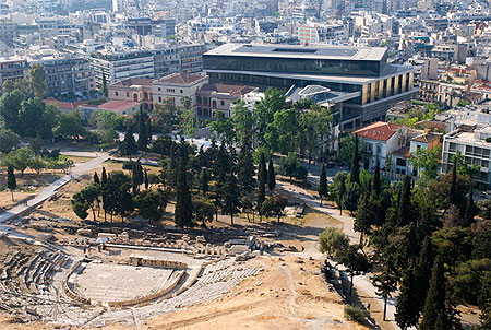 Le théâtre de Dionysos et le musée de L'Acropole Le théâtre de Dionysos et le musée de L'Acropole