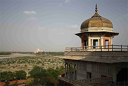 Au loin le Taj