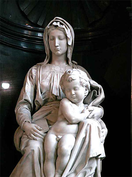 La Vierge à l'Enfant à Bruges - Sculpture de Michel Ange en marbre dans l'Eglise Notre Dame de Bruges