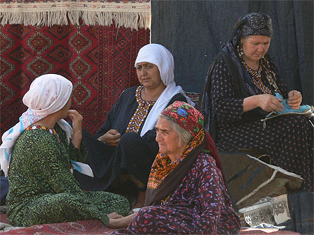 Groupe de femmes au marché Tolkutchka Groupe de femmes au marché Tolkutchka