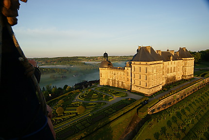 Vol en montgolfière sur le château de Hautefort