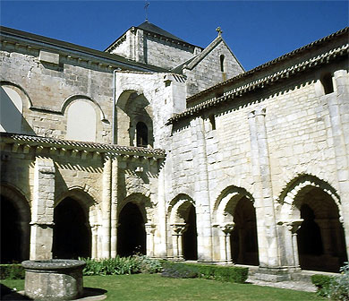 Le cloitre de l'abbaye de Saint-Vincent Le cloitre de l'abbaye de Saint-Vincent
