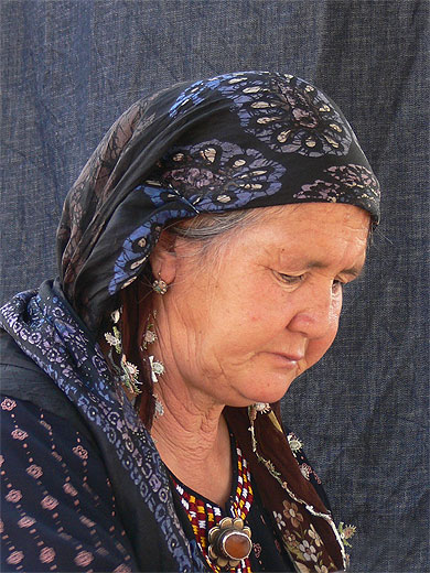 Femme turkmène au marché Tolkutchka Femme turkmène au marché Tolkutchka