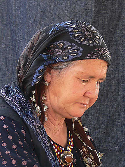Femme turkmène au marché Tolkutchka
