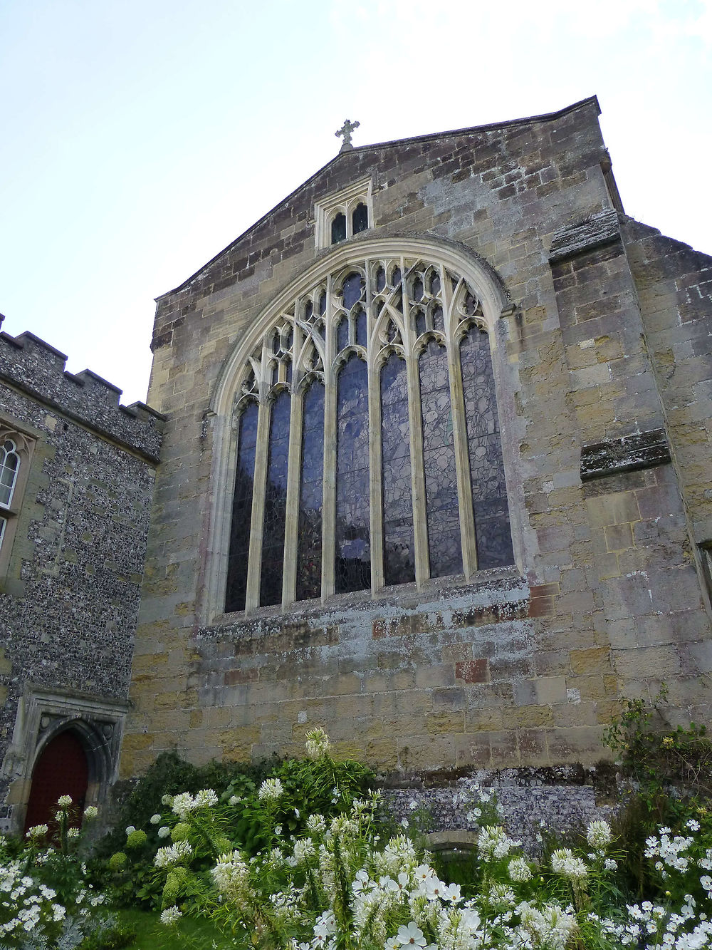 Fleurs devant la chapelle