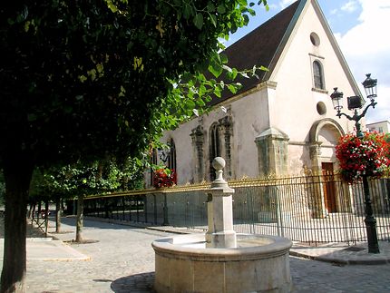 La vieille fontaine (église Nt Dame de la Pitié)