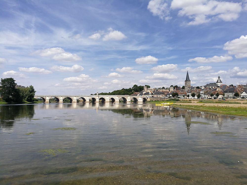 La Charité depuis le milieu du fleuve... 