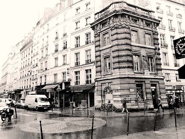 Fontaine de la Croix du Trahoir : Noir et blanc : 1er arrondissement