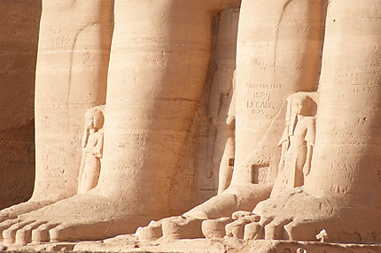 Nephertari aux pieds de Ramses II