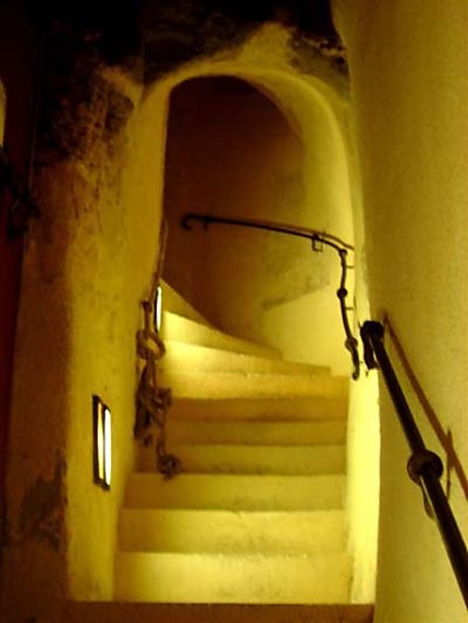 Escalier à l'interieur du site des Pierres Plates