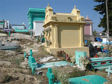 Le cimetière joyeux de Chichi Le cimetière joyeux de Chichi