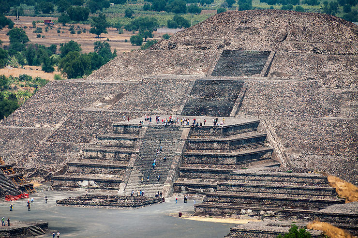 Gravir les marches des temples de Teotihuacán
