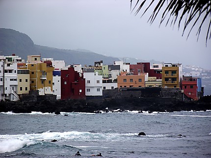 Maison colorées au bord de l'océan 