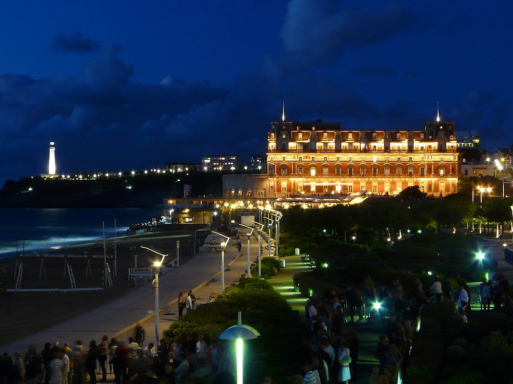 L'hôtel du Palais et le phare de nuit