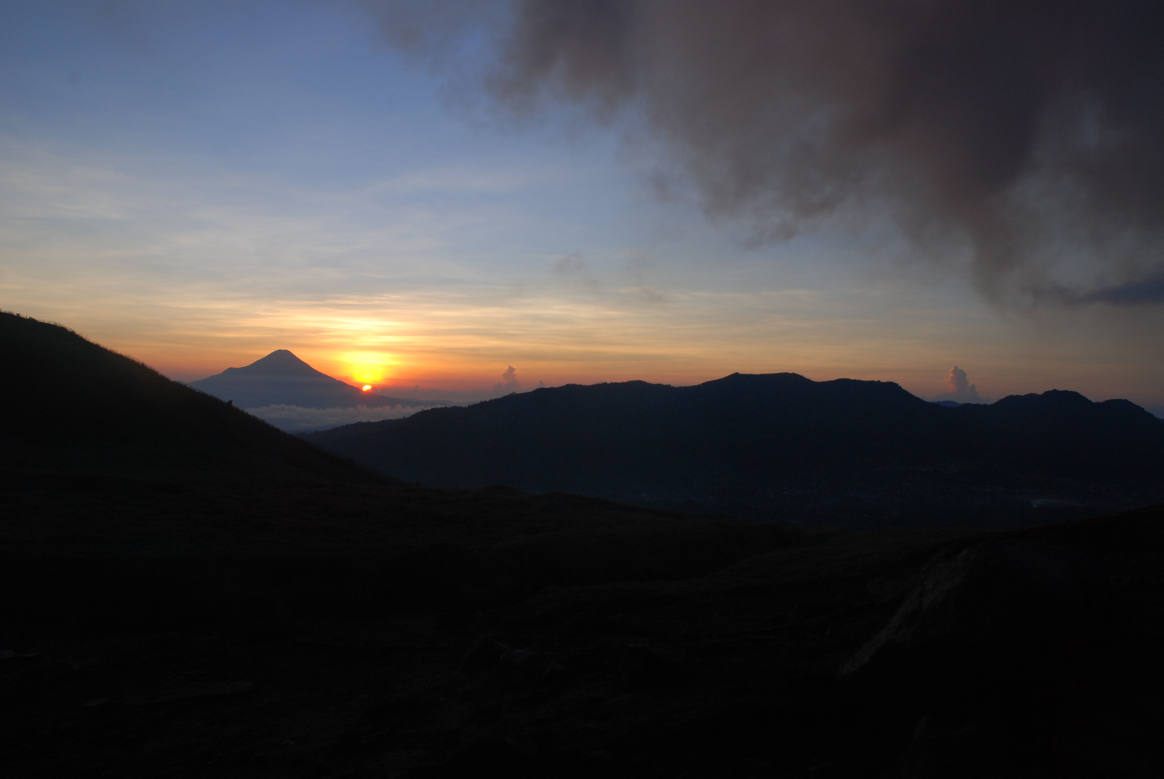 Lever de soleil sur le volcan Lokon