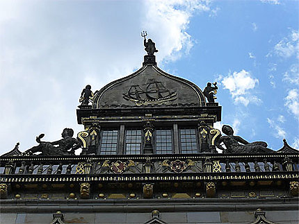 Hôtel de la Guilde des Marchands : le fronton