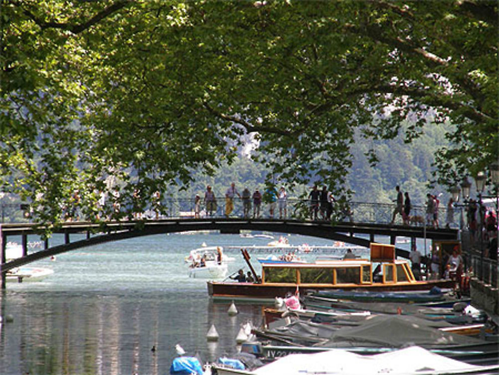 Le pont des amours sur le canal de Vassé