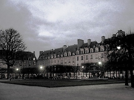 Paris la nuit (Place des Vosges)