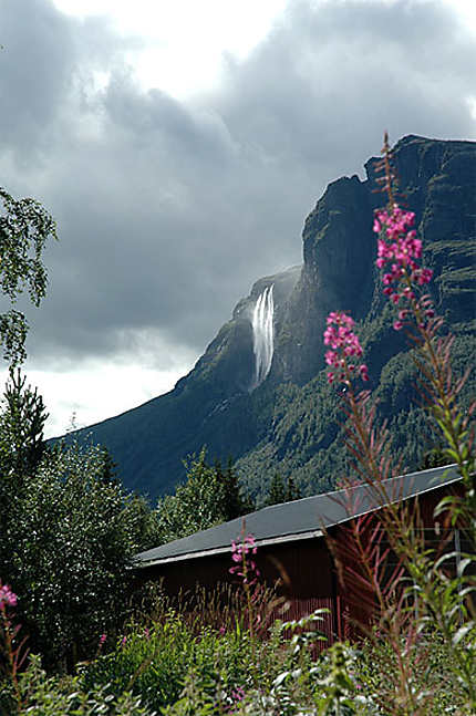 Cascade, maison de bois et gros nuages...la Norvège en condensé