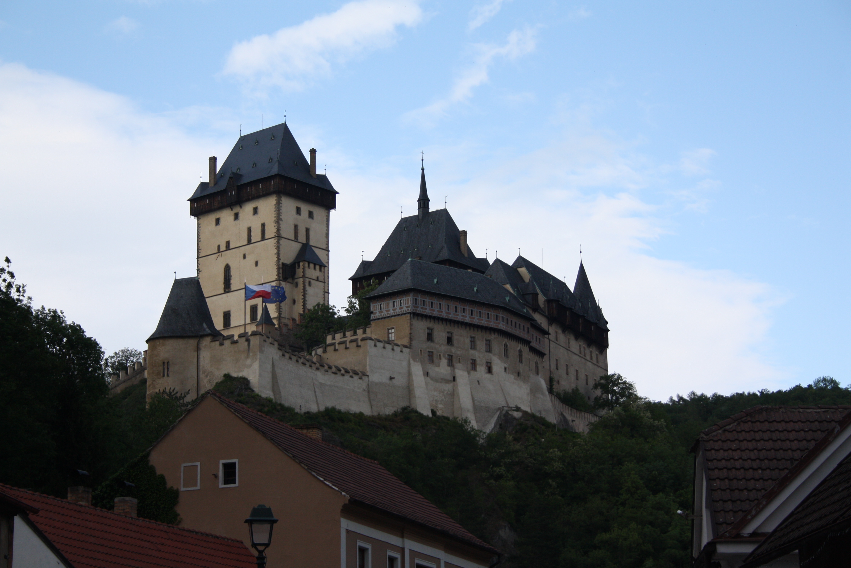 Perché sur la colline, le Château de Karlstejn Perché sur la colline, le Château de Karlstejn