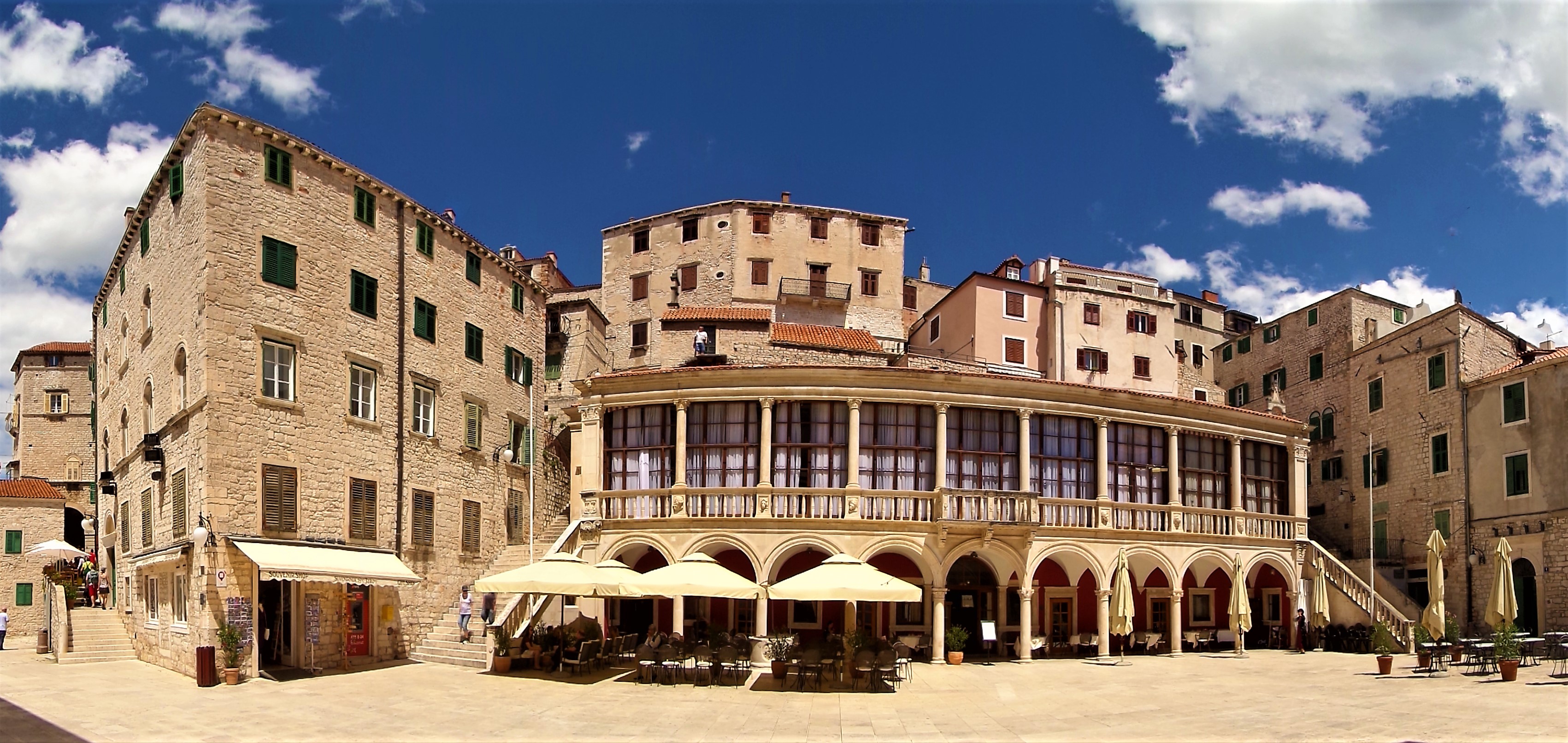 Place de la cathédrale à Sibenik Place de la cathédrale à Sibenik