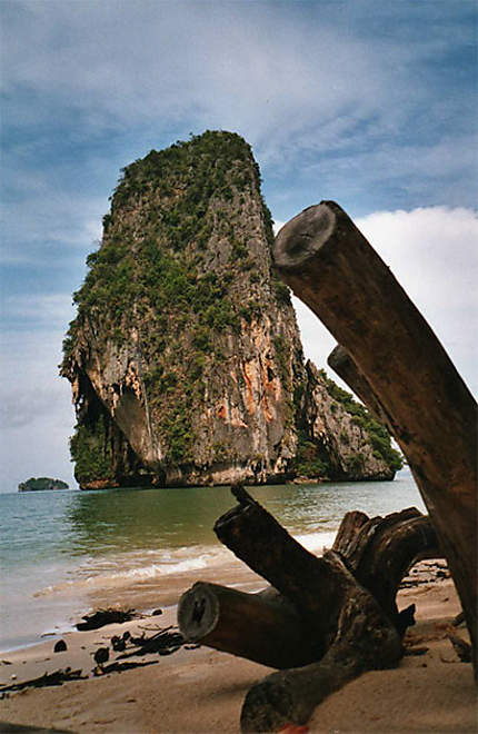 Plage et rochers paradisiaques à Krabi