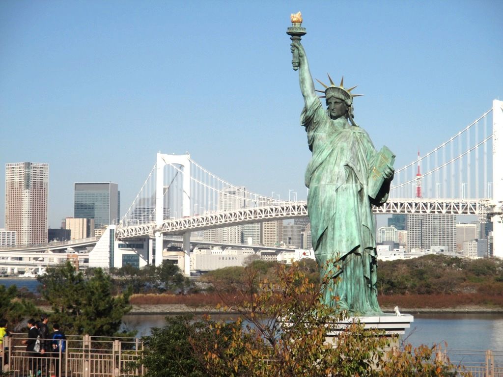 Statue de la liberté et le Rainbow bridge, Tokyo