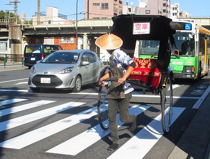 Pousse-pousse dans le quartier d'Asakusa, Tokyo