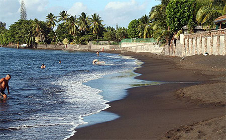 Plage de sable noir à Tahiti Plage de sable noir à Tahiti