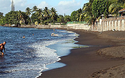 Plage de sable noir à Tahiti
