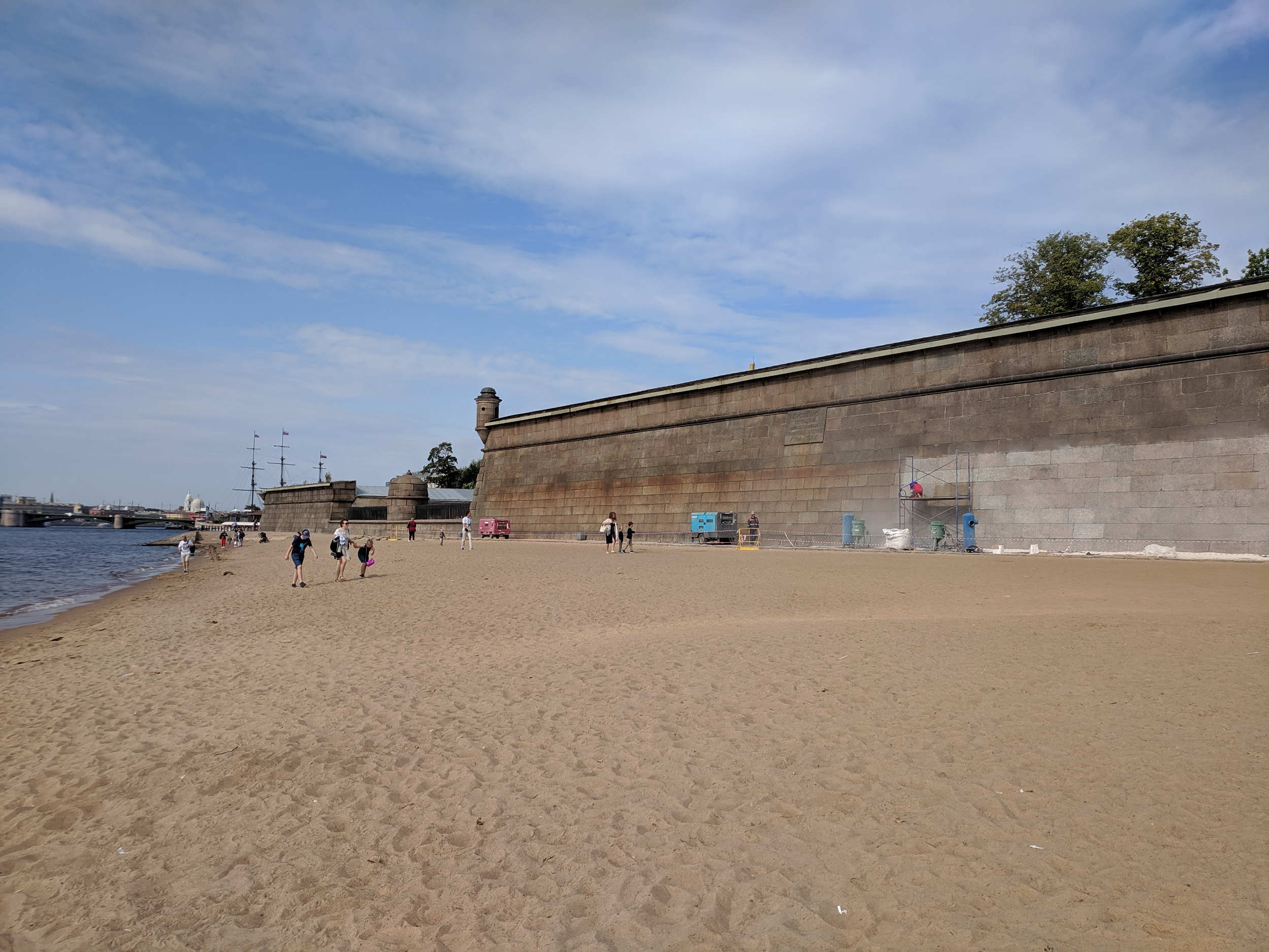 Plage devant la forteresse Pierre-et-Paul Plage devant la forteresse Pierre-et-Paul
