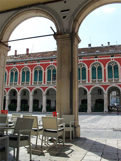 Trg Republike, sous les arcades Trg Republike, sous les arcades