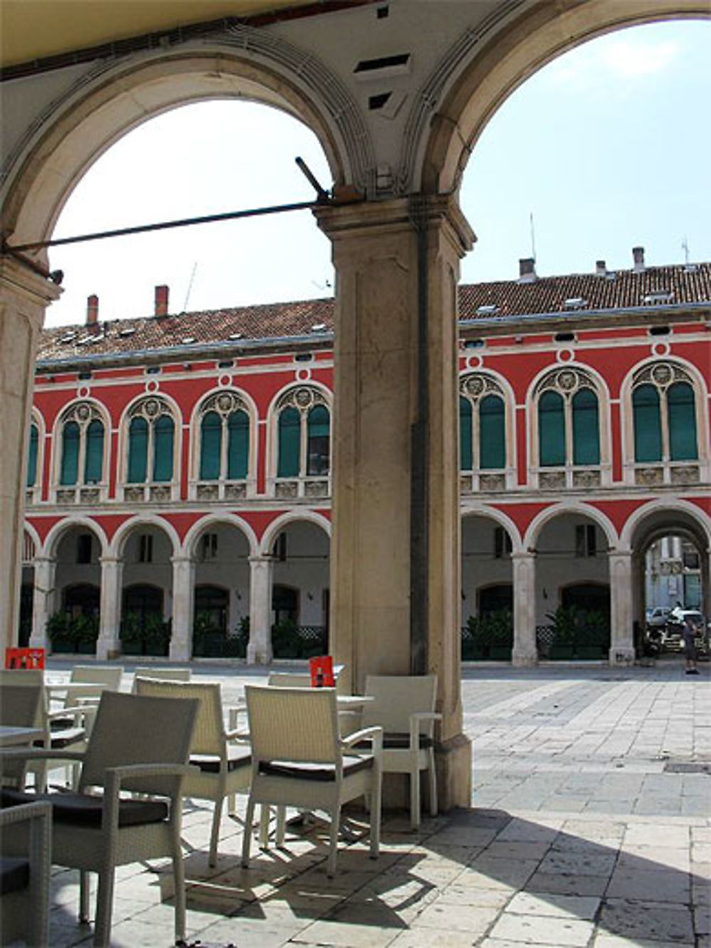 Trg Republike, sous les arcades