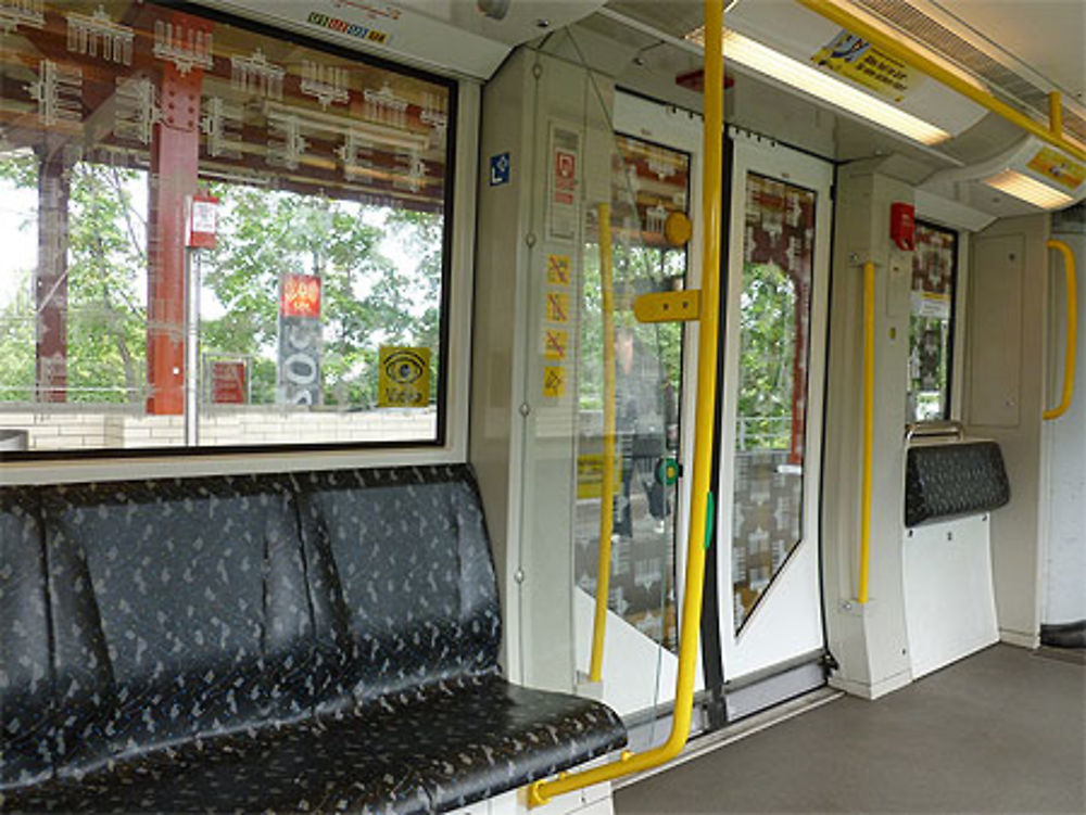 Une rame de métro nickel