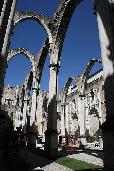 L'église à nef à ciel ouvert L'église à nef à ciel ouvert