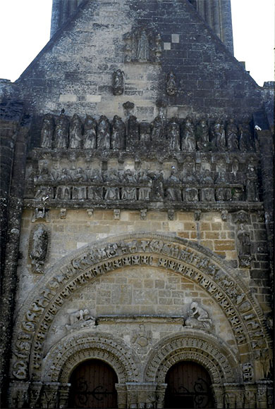 Le portail de l'église de Vouvant Le portail de l'église de Vouvant