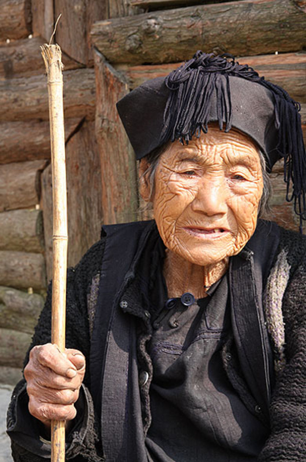 Vieille femme au village