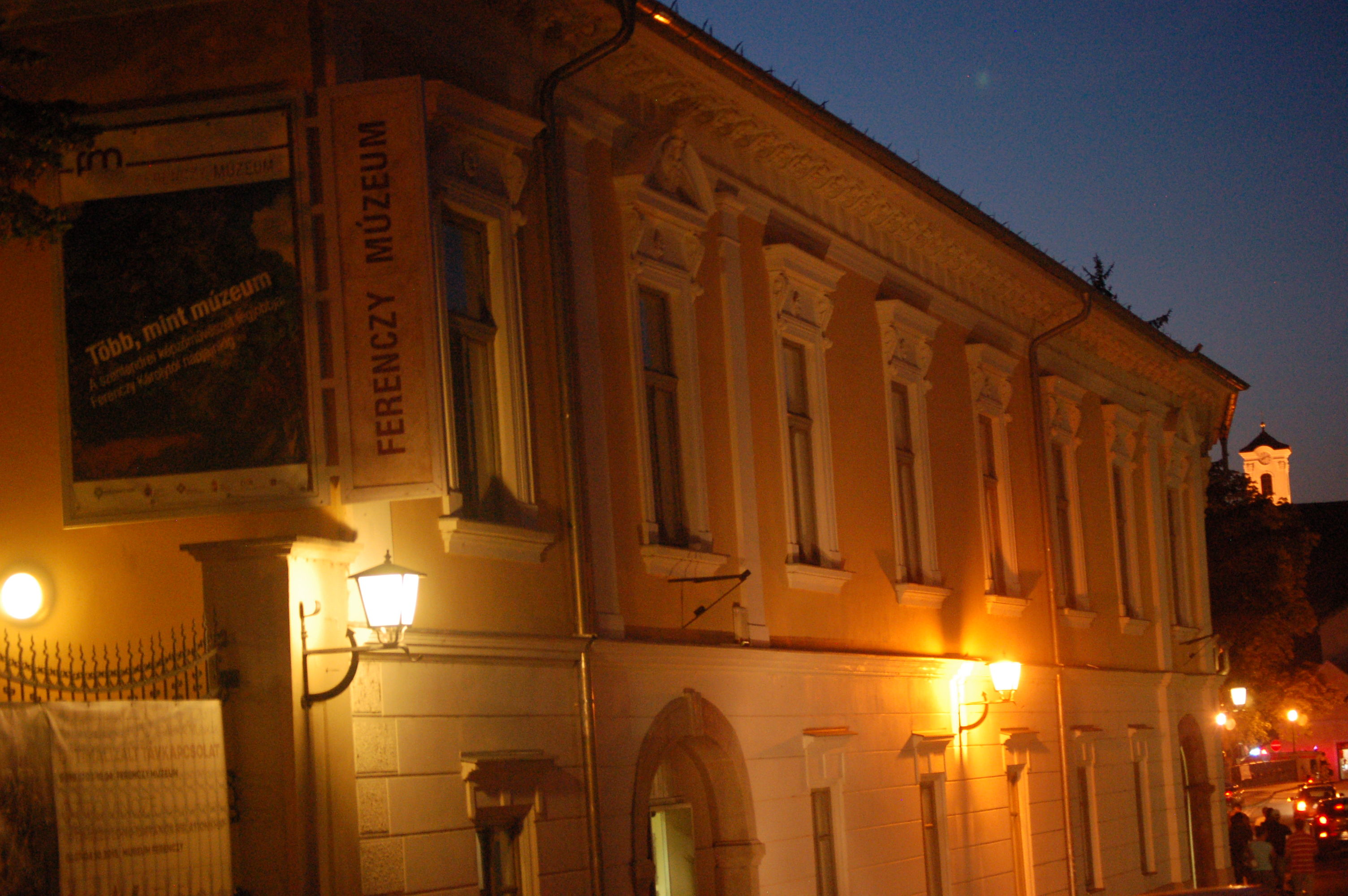 Musée Ferenczy, de nuit