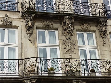 Detail balcon en fer forgé et têtes ouvragées 