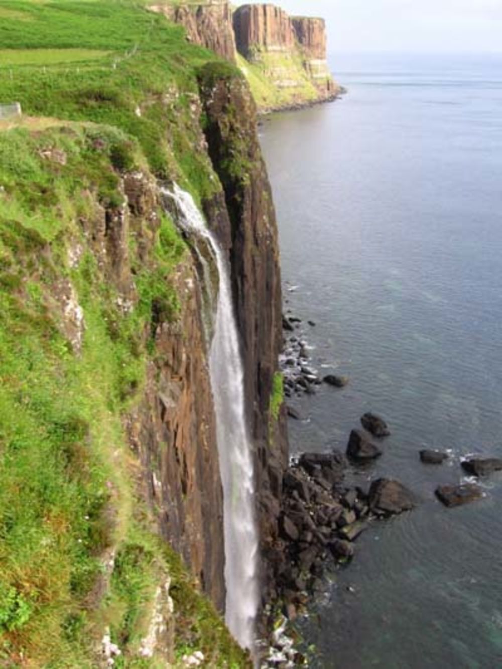 Une cascade dans la mer