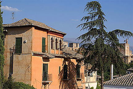 Vieille Maison et Alhambra en toile de fond