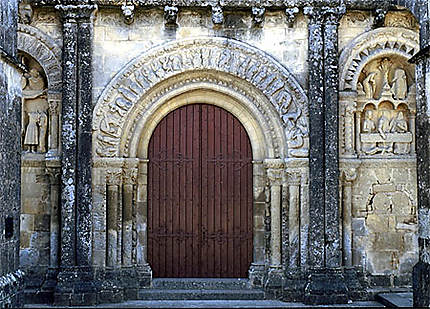 Le portail de l'église de Foussais
