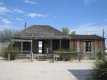 La loi à l'ouest du Pecos La loi à l'ouest du Pecos