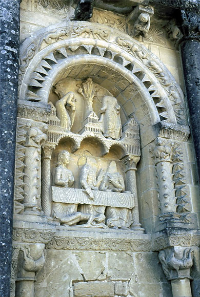 Un détail du portail de l'église de Foussais Un détail du portail de l'église de Foussais